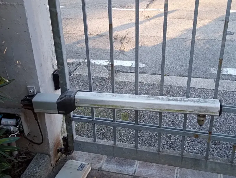 Attuatore a pistone montato su un cancello a battente zincato
