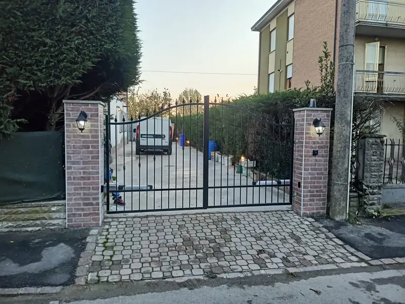 Cancello automatico a due ante all'ingresso carrabile di un condominio