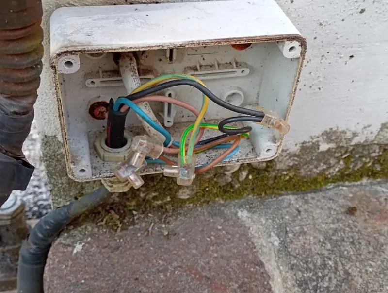 Cassetta di derivazione aperta con i collegamenti di un cancello automatico