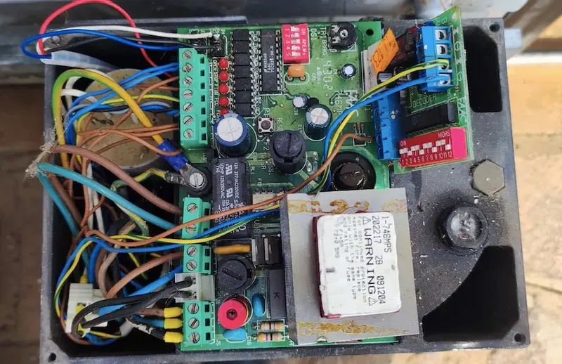 Centralina di un cancello automatico aperta con trasformatore, relè e morsetti